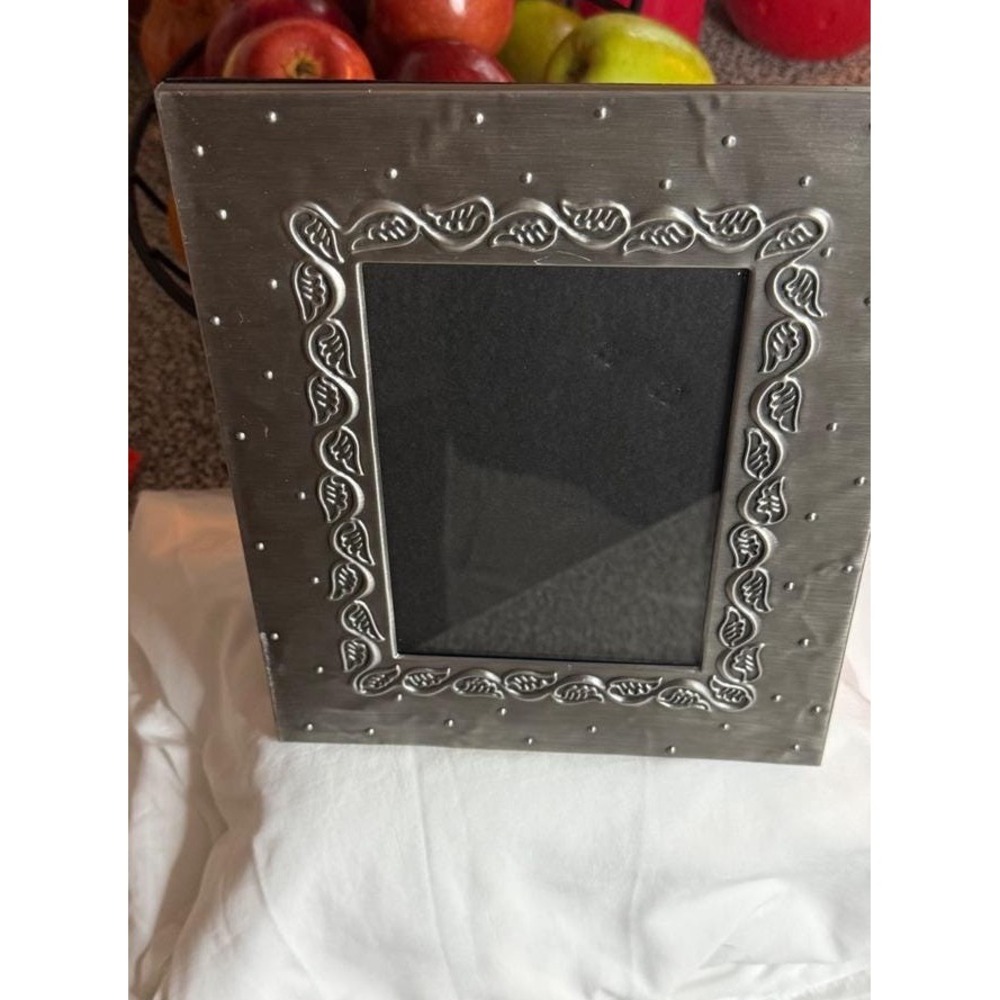 Vintage 1998 HB Group Pewter Metal 4x6 Picture Frame Embossed Leaf Border Silver